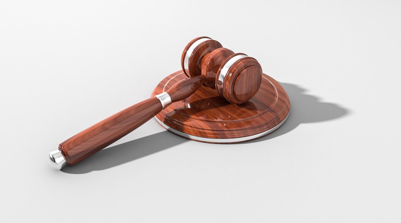Homem preso por extorquir ex-chefe e enviar mensagens falsas